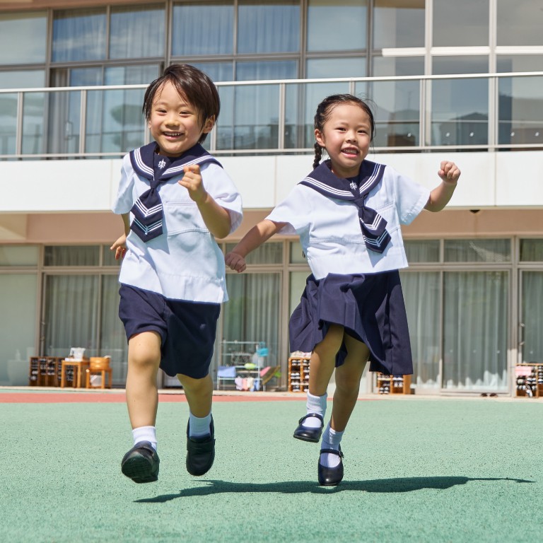 制服を着用する園児1